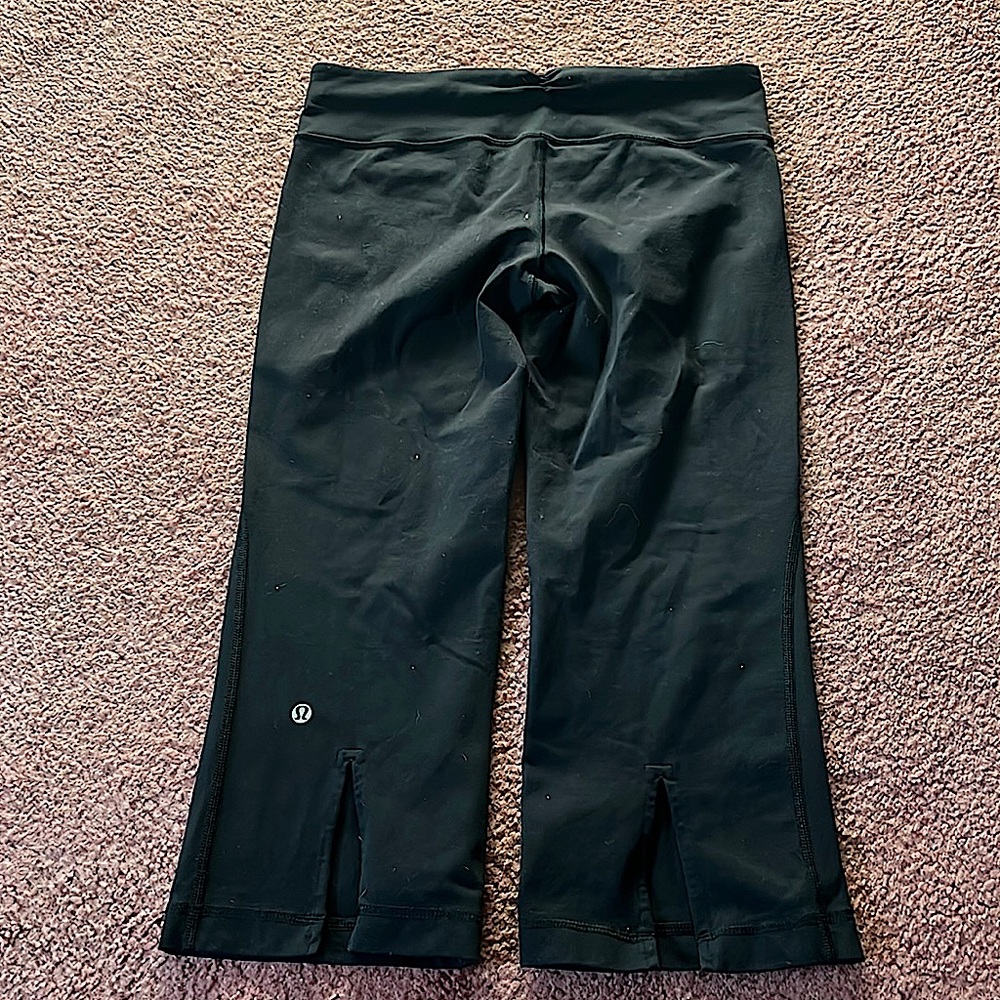 Lululemon split hem cropped Capri leggings in black